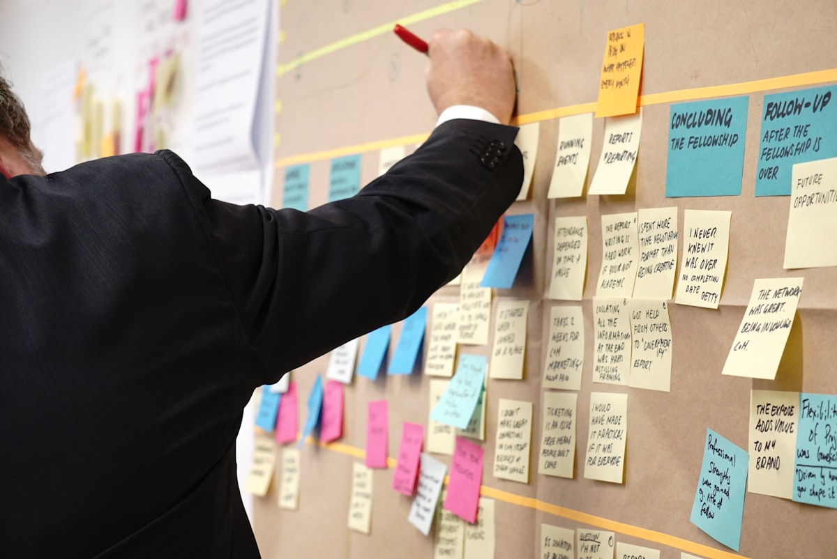 Paradoxical Thinking in Strategic Account Management